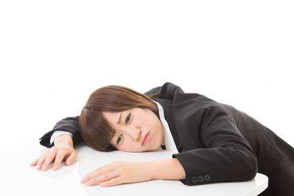 悲しむ女性