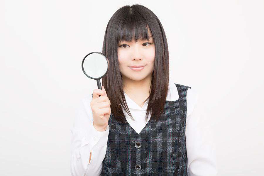 のぞく女性