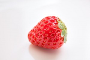 お皿に置かれた苺一粒